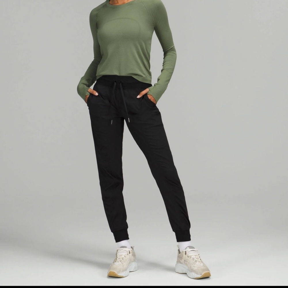 Lululemon Women's on The Move Dance Studio Mid-Rise Jogger Pants - Black size 6